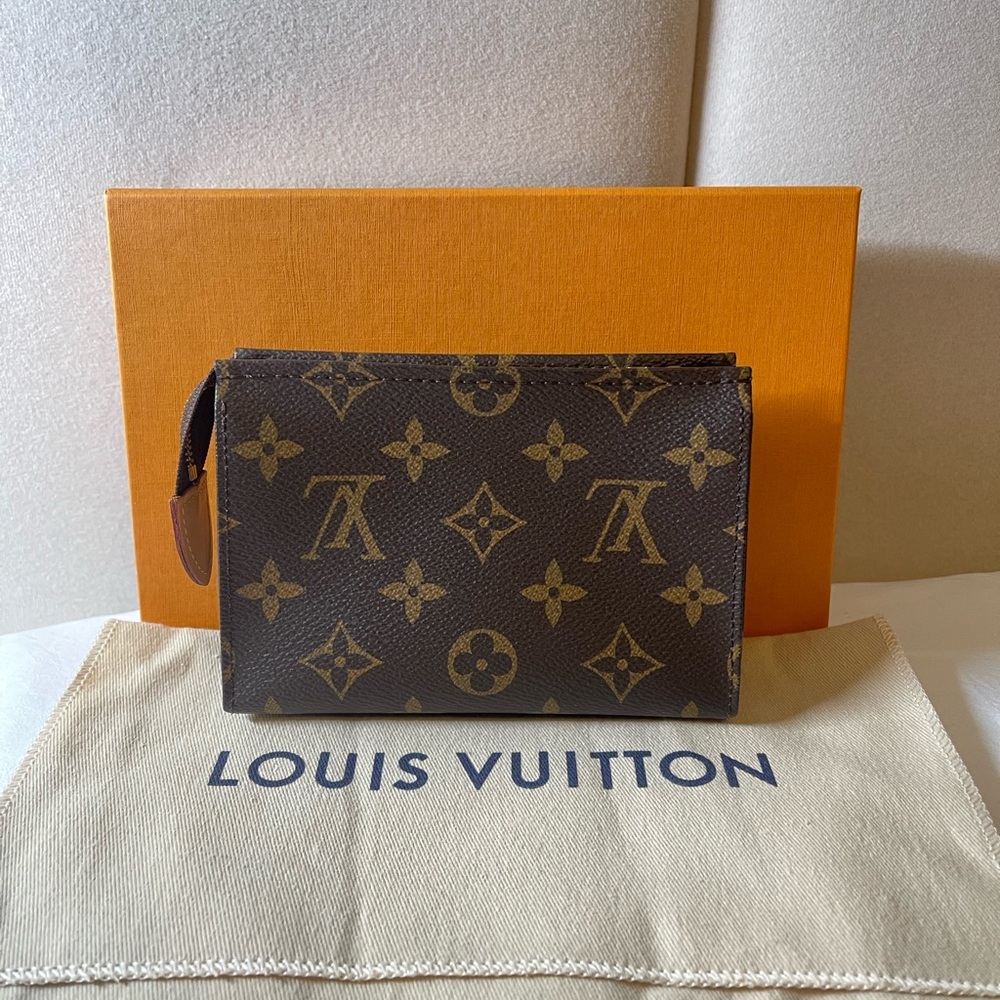 ❌SOLD❌ Louis Vuitton Toiletry 15 - Picture 2 of 9
